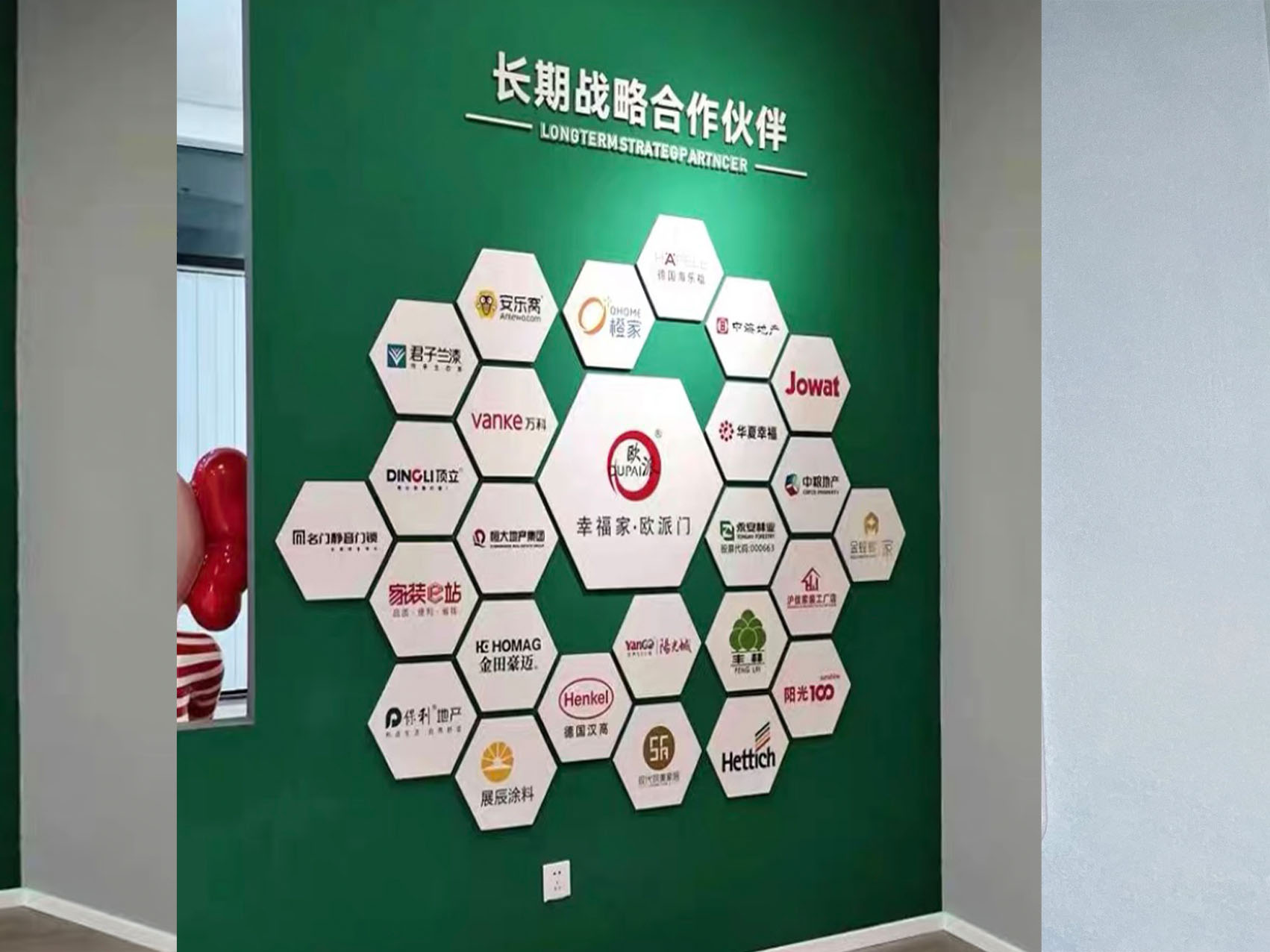 玻璃墻面可以設(shè)計(jì)文化墻嗎(圖1) 玻璃墻面可以設(shè)計(jì)文化墻嗎(圖1)